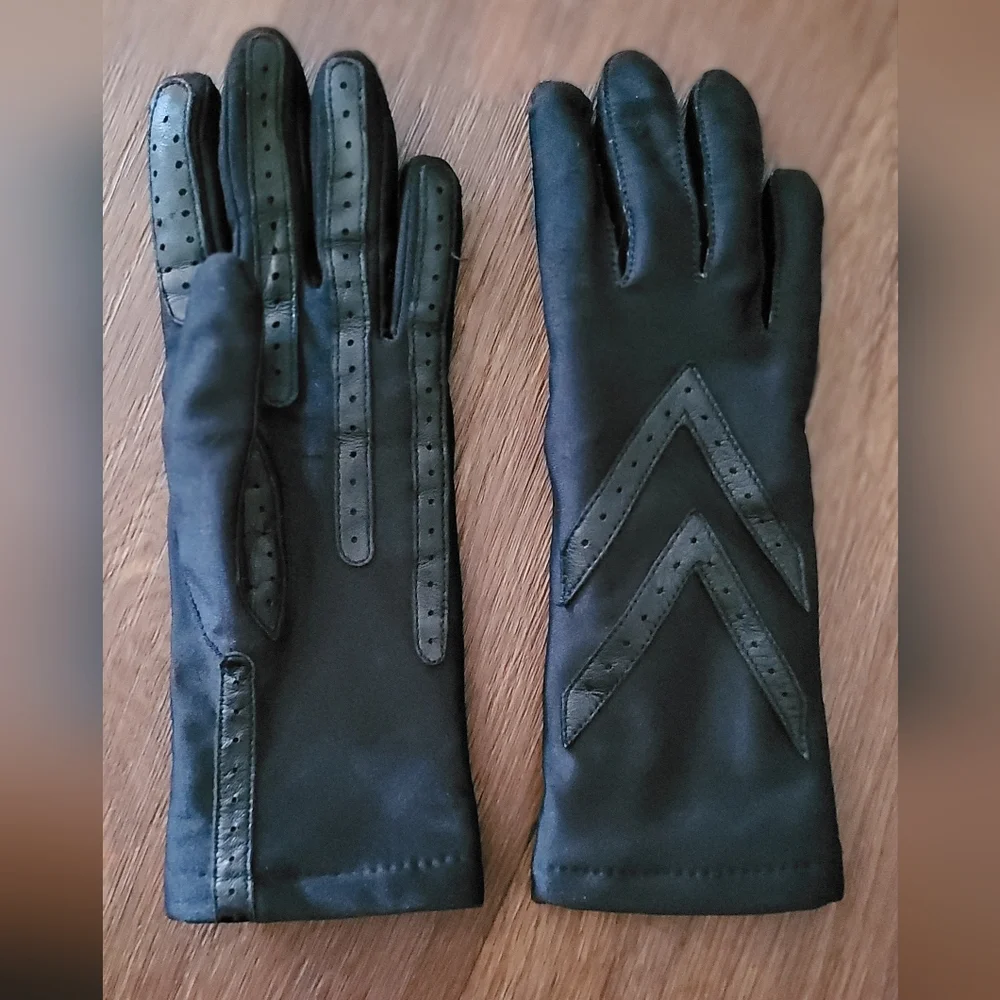 Vintage Thinsulate Flex Padded Leather Trimmed Gloves, One Size, Classic Black.
